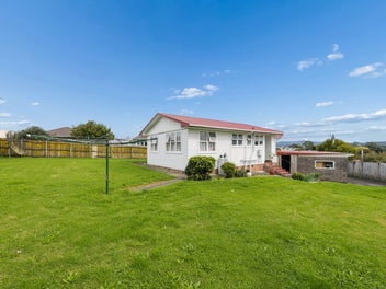 862m2 FREEHOLD! Great Location! Walk to Amenities