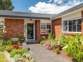 Sunlit Family Haven in Conifer Grove