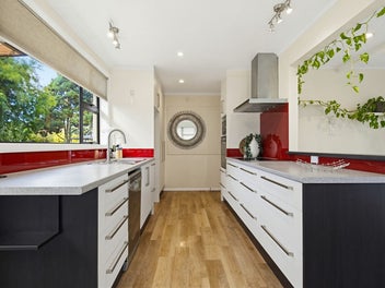 Private Stoke Living with a Poolside Edge!