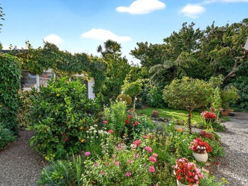 Timeless Railway Cottage with Studio