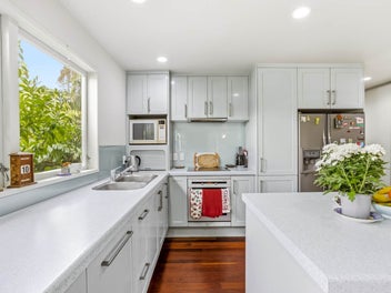 1,292m² Green Bay Goldmine: Develop or Renovate