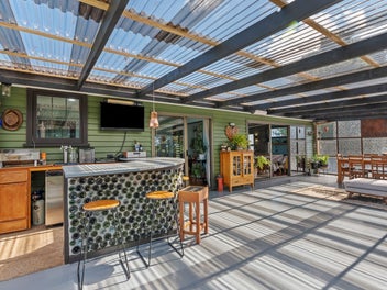 Big home on 819m2 site with park and bush views!