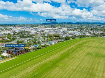 End Townhouse, Racecourse views & Sun!