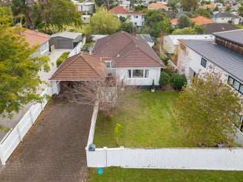 Narrow Neck family home and income