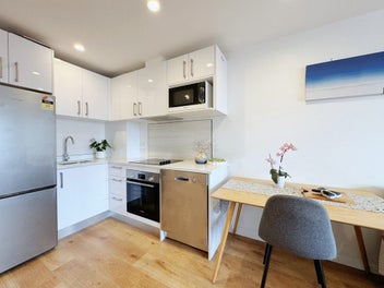 6% Return! Freehold!Highly Walkable !