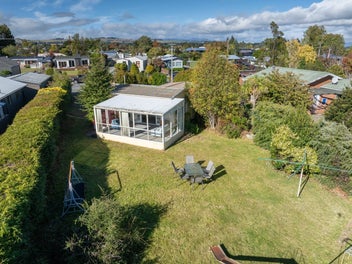 Quaint Original Te Anau Batch – Prime Location