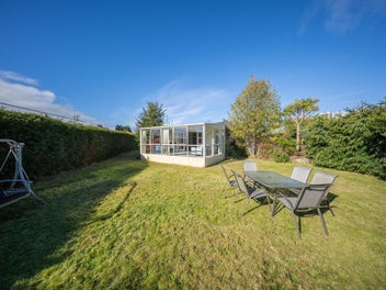 Te Anau Bach in a Central Location