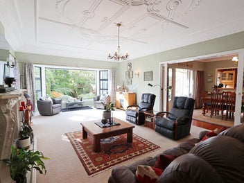 Private Gardens & Family Living in Rosedale