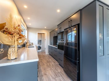 Immaculate style in sought-after Glenwood