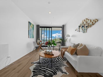 Stylish, Sun-Filled Apartment with Expansive Views