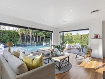 Timeless 1950s charm & contemporary family comfort