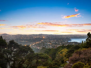 Titirangi's Finest - Views, Village & Prestige