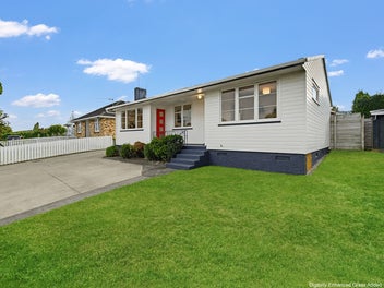 3 Bedroom Freehold Beauty in Quiet Neighborhood!