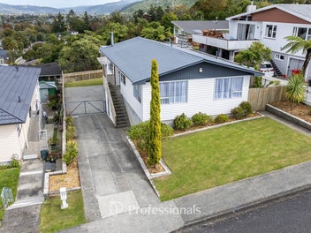 SPACIOUS - SUNNY - VIEWS!