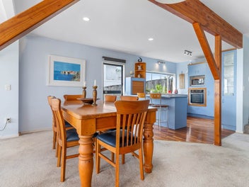 Heart of the Bay: Views & Convenience