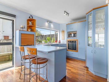Heart of the Bay: Views & Convenience