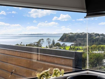 Heart of the Bay: Views & Convenience