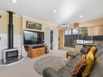 Your True Kiwi Paradise on a Massive 787m² Section