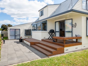 Central Convenience Meets Quiet Cul-de-Sac Living