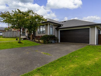Modern Living + Big Backyard = Perfect Combo