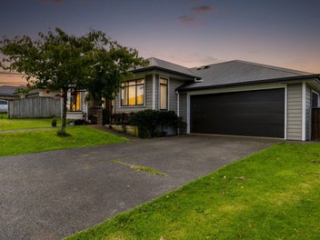 Modern Living + Big Backyard = Perfect Combo