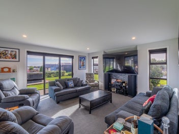 Elevated, easy living in Ascot Heights!