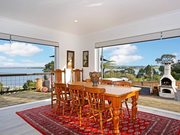 Beachfront bungalow with sleepout for guests