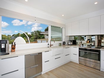 Bungalow with Ocean Views and Sleepout for Guests