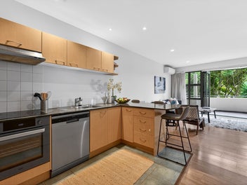 Sun-Soaked Living, 3 Carparks & Poolside Perks!