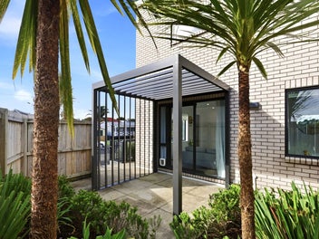 Spacious End Unit - Must Be Seen!