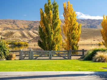 Private Lakefront Living