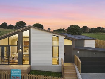 Luxury Living Beside Golf Course