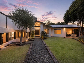 Substantial Space & Mountain Views in Lake Hawea