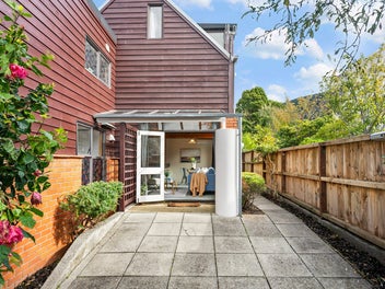 JUST PERFECT IN THE HEART OF THORNDON!