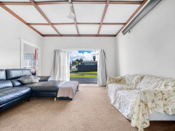 Space, Parking & High Potential in Prime Location