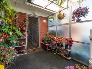 Cosy Home or Smart Investment in Handy Location