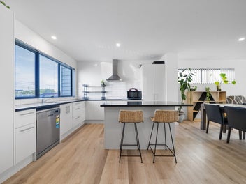 Freehold Stand-alone Kauri Flats School Zone.