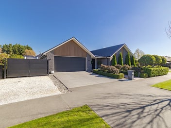 Style, space & effortless living - Must be sold