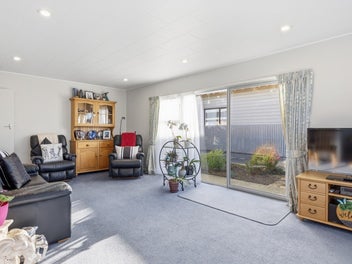 Sunny, double glazed, easy 3 bedroom living