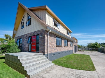 Elevated Living in Holdens Bay