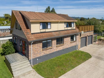 Elevated Living in Holdens Bay