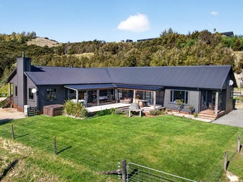 Beautiful Self Sufficient Family Living-BEO $1.38m