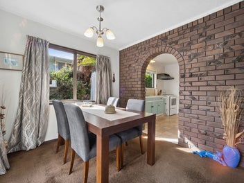 SOUGHT AFTER CLIFF VIEW DRIVE!