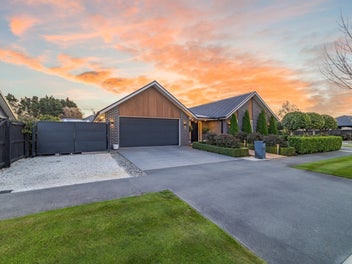 Style, Space & Effortless Living - Must be Sold