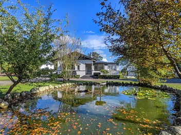 THREE homes, FIVE hectares, 5-STAR location!