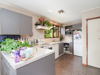 Hilltop opportunity - views & vision