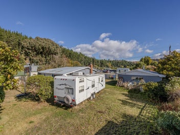 Classic Home plus Sleepout in Downtown Luggate