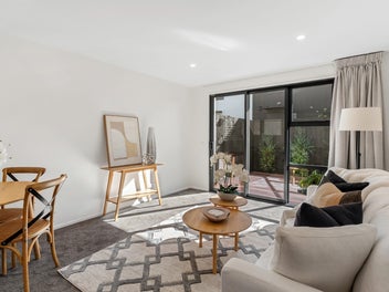 2 Bed, 2 Bath with a Carpark!