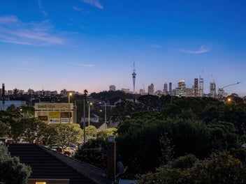Designer Coastal Living | Minutes from the CBD