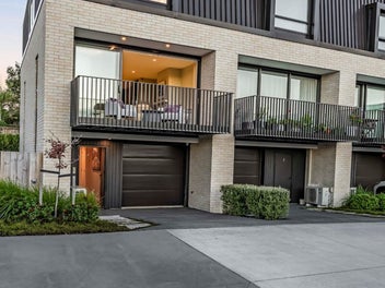 Designer Coastal Living | Minutes from the CBD